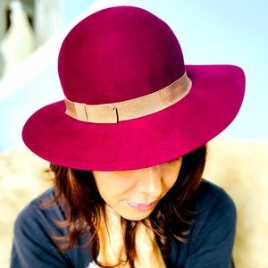 1980’s Maroon Liz Claiborne Wool Blend Hat. Size 7 1/2”